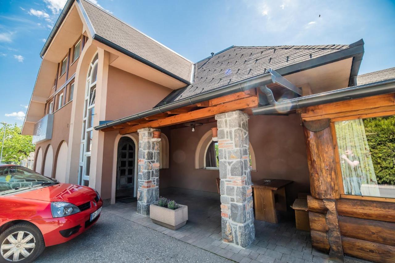Guesthouse Mars Ig Екстериор снимка